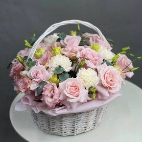 Композиция в корзине "Даяна" из французских роз, диантусов и эустом в Электростали