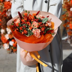 Букет "Инесса" из кустовых роз, гиперикума и диантусов в Электростали