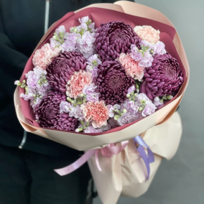 Букет "Софи" из хризантем Бигоуди, диантусов и ароматных маттиол в Электростали