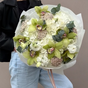 Букет "Эдем" из гортензии, орхидей, эустом, эвкалипта и озатамнуса в Электростали