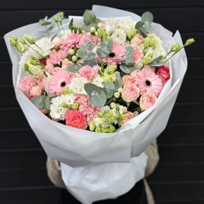 Букет "Ромео" из роз, эвкалипта, гербер, ароматных фрезий, озатамнуса, эустом и диантусов в Электростали