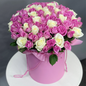 Композиция в шляпной коробке из 151 розы кения микс в Электростали