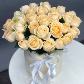 Композиция в шляпной коробке из 35 кремовых кенийских роз в Электростали