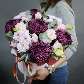 Композиция в шляпной коробке "Наденька" из хризантем Бигоуди, эустом и эвкалипта в Электростали