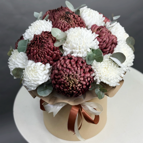 Композиция в шляпной коробке из 19 хризантем в Электростали