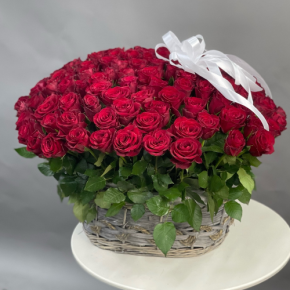 Композиция в корзине из 101 красной розы в Электростали