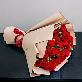 Букет 15 кустовых красных роз в Электростали