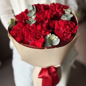 Букет "Красная пантера" из 7 роз Эквадор и эвкалипта в Электростали