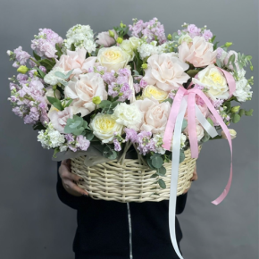 Композиция в корзине из роз Эквадор и ароматных маттиол в Электростали