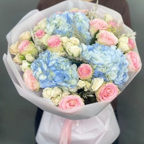 Букет "Легкий ветерок" из роз, конифера и гортензий в Электростали