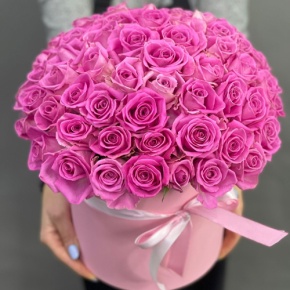 Композиция в шляпной коробке из 71 кенийской розы в Электростали