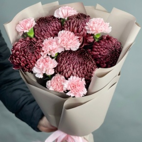 Букет из хризантем Бигоуди и розовых диантусов в Электростали