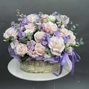 Композиция в корзине из французских роз и ароматных маттиол в Электростали