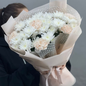 Букет из хризантем и диантусов пудра в Электростали