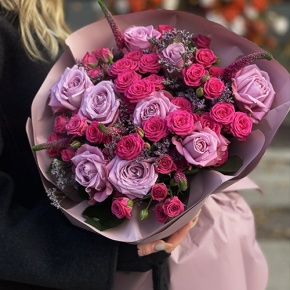 Букет "Малиновый вечер" из кустовых малиновых роз, вероники, лимониума и роз Меритим в Электростали