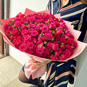 Букет из 35 малиновых кустовых роз (50 см) в Электростали