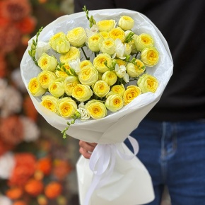Букет "Всё решено" из лимонных пионовидных кустовых роз и ароматных фрезий в Электростали