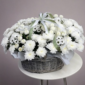 Композиция в корзине "Снежная лавина" из хризантем в Электростали