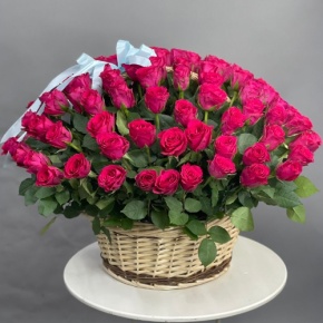 Композиция в корзине из 151 малиновой розы в Электростали