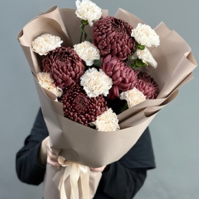 Букет из хризантем Бигоуди и диантусов в Электростали