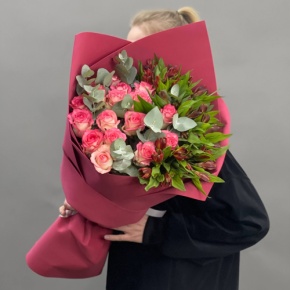 Букет "Тандем" из роз Джумилия и альстромерий в Электростали