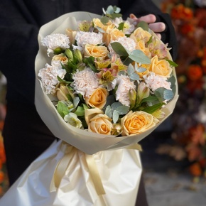 Букет "Пломбирный" из роз Аваланж, диантусов, альстромерий и эвкалипта в Электростали