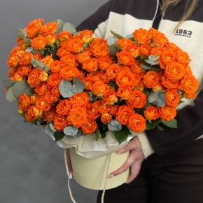 Композиция в шляпной коробке "Закат" из кустовых роз и эвкалипта в Электростали