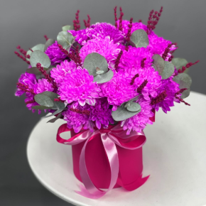 Композиция в шляпной коробке "Магия розового" из хризантем и лаванды в Электростали