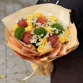Букет "Зельда" из диантусов Lux, лимонных роз, лейко и ромашек в Электростали