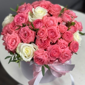 Композиция в шляпной коробке из белых и кустовых коралловых роз в Электростали