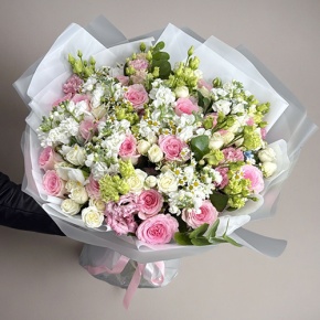 Букет "Ульяна" из роз, ароматных маттиол, ромашек, эустом и оксипеталума в Электростали