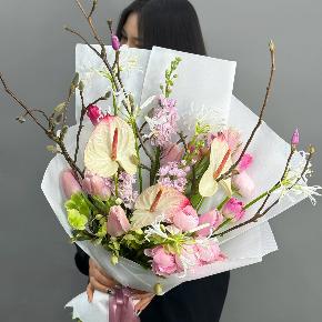 Авторский букет с антуриумами, ранункулюсами и цветущими ветками магнолии в Электростали