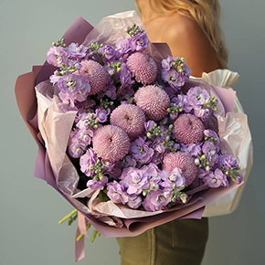 Букет "Голос вселенной" из кустовых маттиол и хризантем Момоко в Электростали