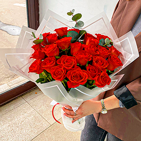 Букет из 25 красных роз с эвкалиптом в Электростали