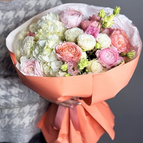 Букет "Мармеладка" из ранункулюсов, гортензии, эустомы и пионовидных роз в Электростали