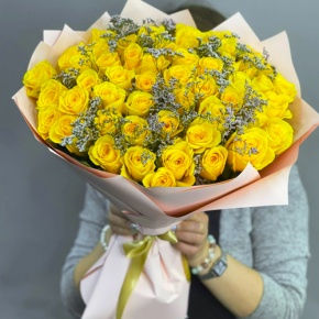 Букет из 51 лимонной розы с лимониумом в Электростали