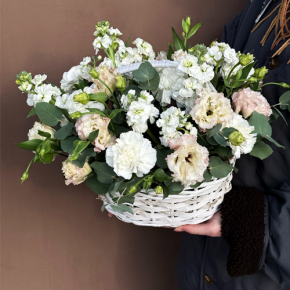 Композиция в корзине "Фея" из маттиол, диантусов, эустом и эвкалипта в Электростали
