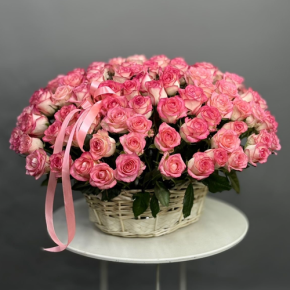 Композиция в корзине из 101 розы Джумилия в Электростали