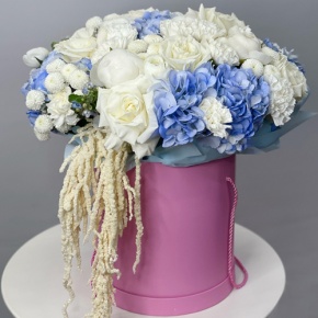 Композиция в шляпной коробке "Красотка" из пионов, гортензий, ранункулюсов, роз Эквадор, оксипеталума, диантусов и хризантем Ньютон  в Электростали