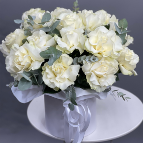 Композиция в шляпной коробке из роз Эквадор Мондиаль в Электростали