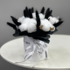 Композиция в шляпной коробке мини "Чикатуха" из хлопка и лагуруса в Электростали