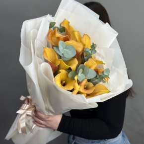 Букет из 17 оранжевых калл с эвкалиптом в Электростали