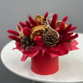 Композиция в шляпной коробке "Глинтвейн" из шишек, корицы и лагуруса в Электростали