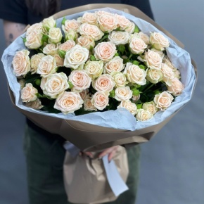 Нежный букет из 17 кремовых кустовых роз (60 см) в Электростали