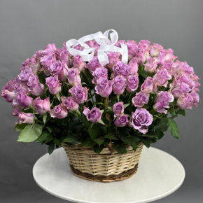 Композиция в корзине из 131 кенийской розы (40 см) в Электростали