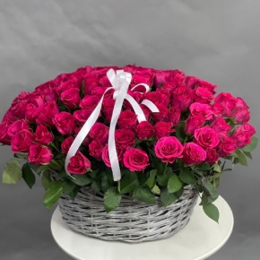 Композиция в корзине из 101 малиновой розы (40 см) в Электростали
