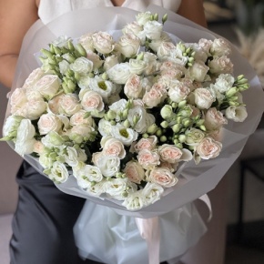 Букет "Пассаж" из эустом и кустовых роз в Электростали