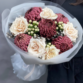 Букет "Всё что тебе касается" из хризантем Бигоуди, роз Эквадор Квиксенд и гиперикума в Электростали