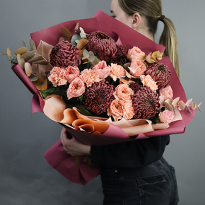 Букет "Осенний блюз" из хризантем Бигоуди, диантусов, скиммии и роз Риджентс парк в Электростали