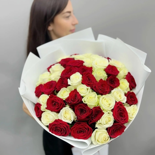 Букет из 51 красно-белой розы 70 см в Электростали